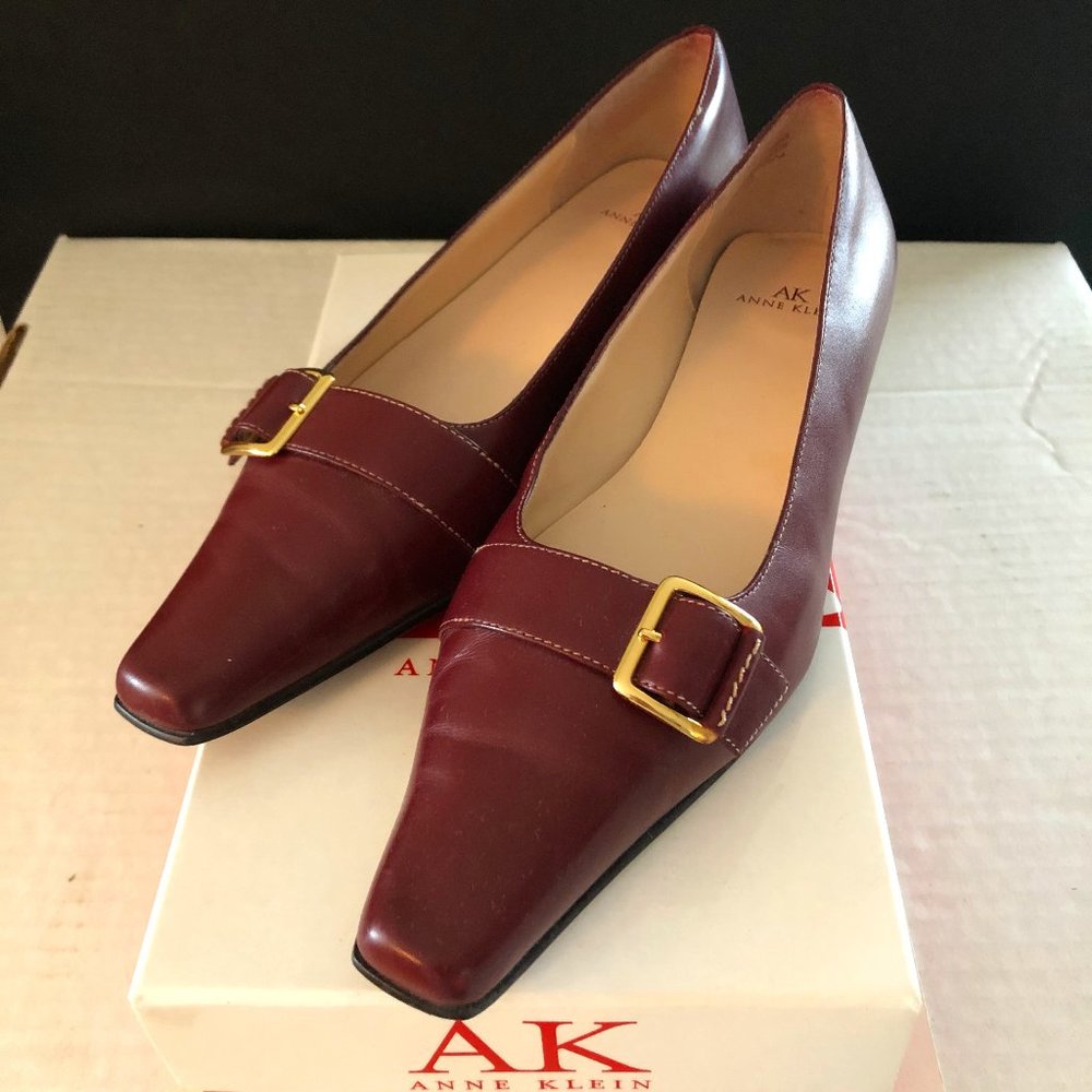 * SOLD * AK Anne Klein - slip-on